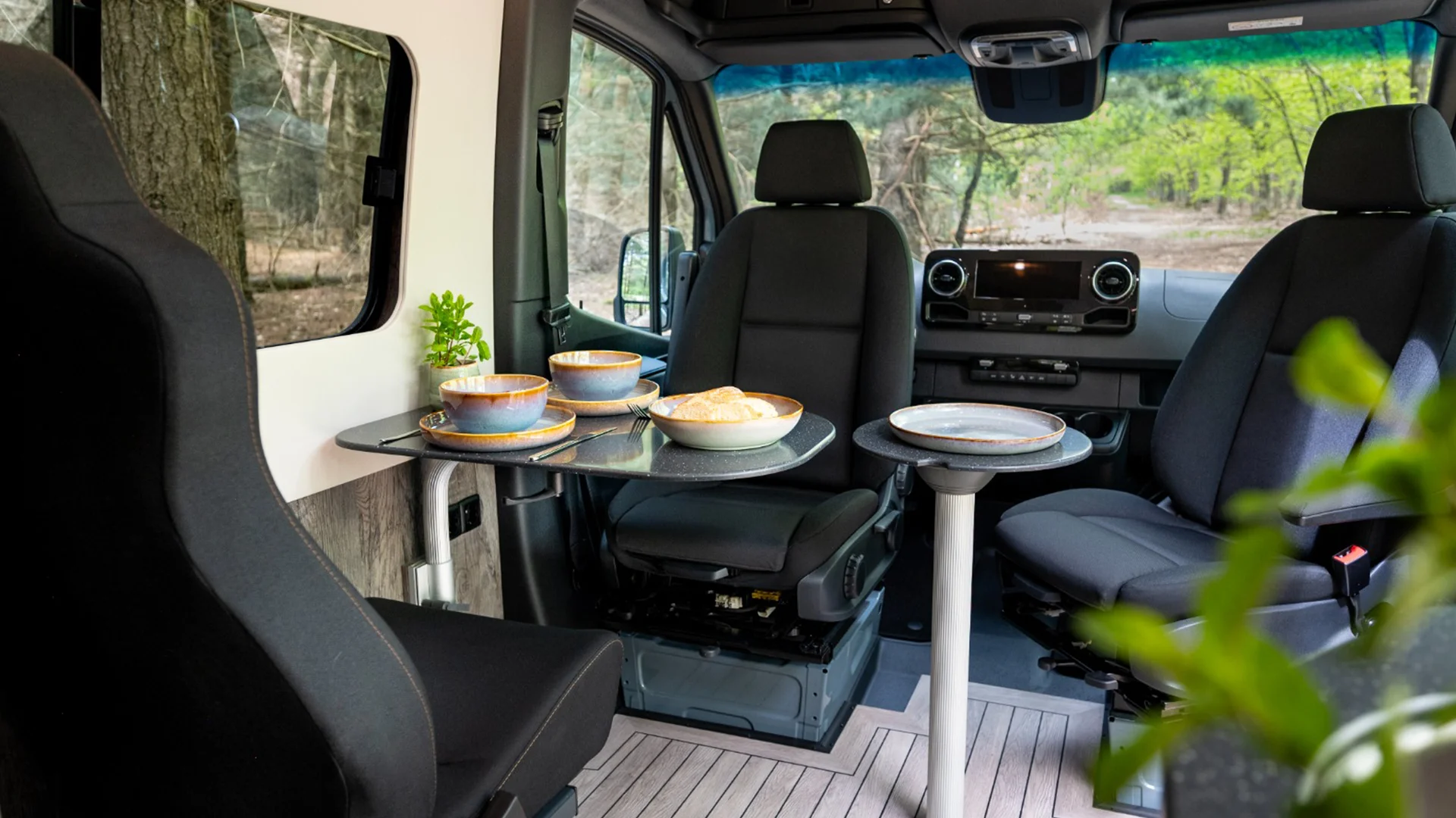 Innova Roadtrip 695L expanded lounge interior